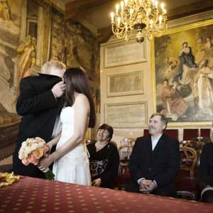 Sala comunale di Tivoli rito civile matrimonio russo, lo sposo timido
